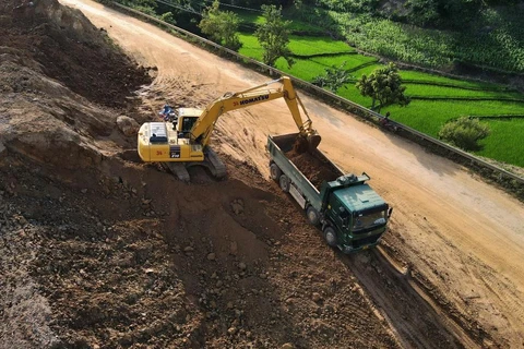 Nhà thầu thi công nâng cấp, cải tạo một dự án đường Quốc lộ. (Ảnh: Việt Hùng/Vietnam+)