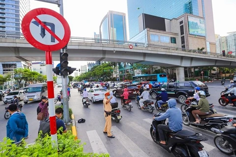 Cảnh sát giao thông hướng dẫn, phân luồng giao thông trên một tuyến phố của Hà Nội. (Ảnh: Minh Sơn/Vietnam+)