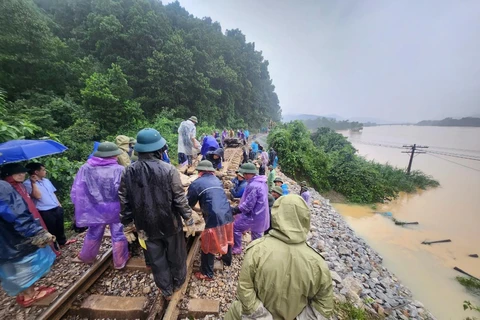 Cán bộ công nhân viên đường sắt đã nỗ lực thi công tại vị trí sạt lở do mưa lũ lớn tại Hà Tĩnh để thông tàu Bắc-Nam. (Ảnh: VNR cung cấp)