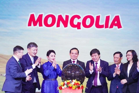 Phó Thủ tướng Trần Lưu Quang với các đại biểu thực hiện nghi thức mở đường bay thẳng Nha Trang-Ulaanbaatar. (Ảnh: CTV/Vietnam+)