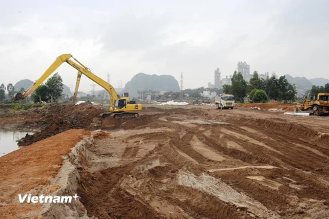 Nhà thầu thi công một Dự án Cao tốc Bắc-Nam phía Đông. (Ảnh: Việt Hùng/Vietnam+)