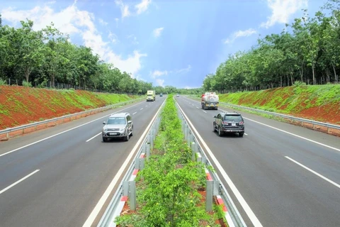 Phương tiện lưu thông trên một đoạn tuyến cao tốc. (Ảnh: PV/Vietnam+)