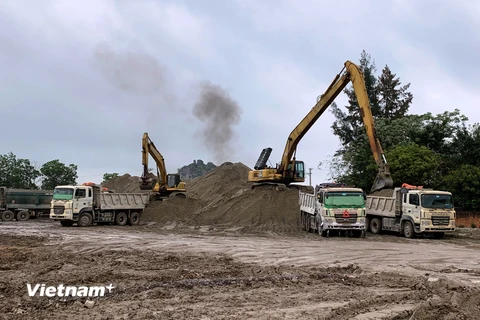 Dự án Cao tốc Cần Thơ-Hậu Giang và Hậu Giang-Cà Mau vẫn đang thiếu khoảng 2,1 triệu m3 cát thi công. (Ảnh: Việt Hùng/Vietnam+)