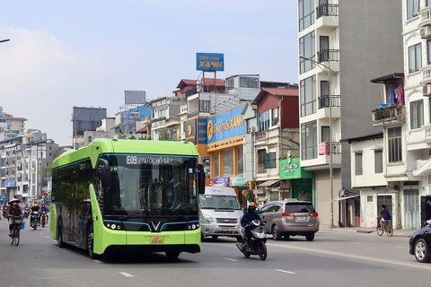 Một tuyến xe buýt điện được Hà Nội đưa vào vận hành và khai thác. (Ảnh: PV/Vietnam+)