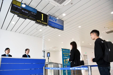 Hành khách được hướng dẫn ra máy bay theo quy trình của từng hãng hàng không. (Ảnh: PV/Vietnam+)