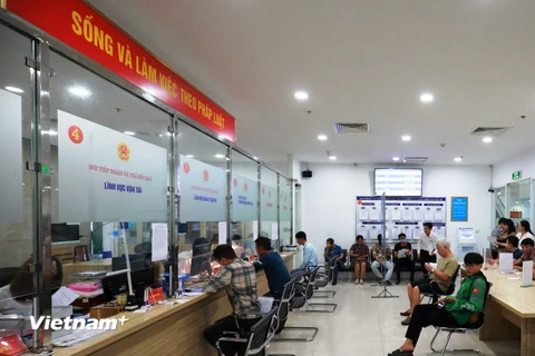 Người dân đến làm thủ tục cấp, đổi bằng lái xe tại 258 Võ Chí Công (quận Tây Hồ), thành phố Hà Nội. (Ảnh: Việt Hùng/Vietnam+)