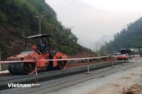 Nhà thầu thi công Dự án Kết nối giao thông các tỉnh miền núi phía Bắc. (Ảnh: CTV/Vietnam+)