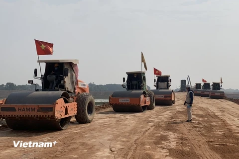 Nhà thầu thi công nền đường tại một Dự án Cao tốc Bắc-Nam. (Ảnh: Việt Hùng/Vietnam+)