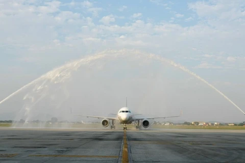 Nghi thức phun vòi rồng chào đón Hãng hàng không Sichuan Airlines của Trung Quốc vừa mở đường bay thường lệ Thành Đô-Hà Nội vào chiều 8/12. (Ảnh: PV/Vietnam+)