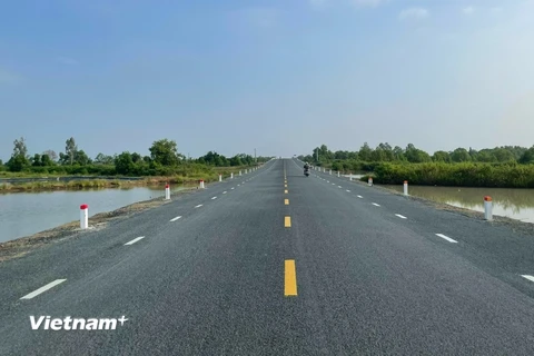 Dự án đầu tư xây dựng tuyến tránh Quốc lộ 1A đoạn qua thành phố Cà Mau (tỉnh Cà Mau) đã hoàn thành và được đưa vào khai thác từ ngày 10/12. (Ảnh: PV/Vietnam+)