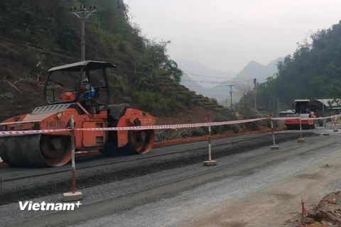 Nhà thầu thi công một dự án đường Quốc lộ. (Ảnh: Việt Hùng/Vietnam+)