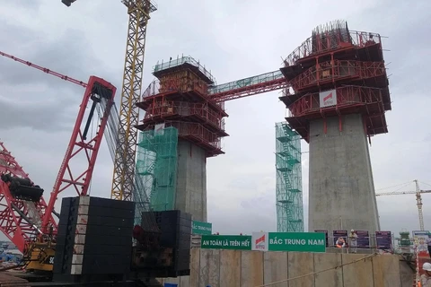 Nhà thầu thi công Dự án Cầu Rạch Miễu 2 bắc qua Sông Tiền nối hai tỉnh Tiền Giang và Bến Tre. (Ảnh: PV/Vietnam+)