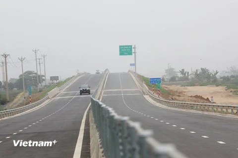 Phương tiện lưu thông trên tuyến Cao tốc Cao Bồ-Mai Sơn được đưa vào vận hành và khai thác. (Ảnh: Việt Hùng/Vietnam+)