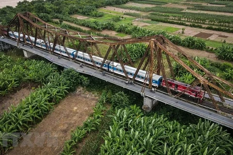 Đoàn tàu của Tổng công ty Đường sắt Việt Nam đi qua chầu Long Biên. (Ảnh: Thành Đạt/TTXVN)