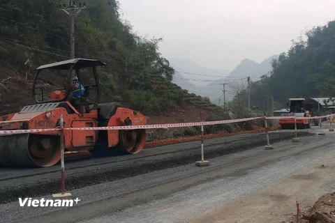 Nhà thầu thi công một dự án nâng cấp, cải tạo tuyến đường Quốc lộ. (Ảnh: PV/Vietnam+)