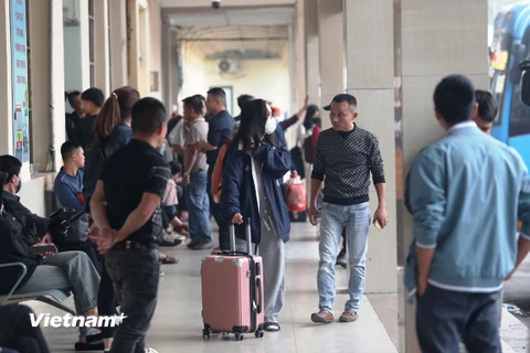 Người dân đổ về bến xe tại Hà Nội để về quê nghỉ lễ Tết Dương lịch 2024. (Ảnh: Việt Hùng/Vietnam+)