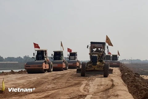 Vật liệu cát đắp nền đường vẫn đang thiếu nguồn cung cho nhà thầu thi công Cao tốc Bắc-Nam. (Ảnh: Việt Hùng/Vietnam+)