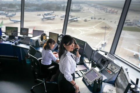 Nhân viên kiểm soát viên không lưu đang điều hành chuyến bay tại một cảng hàng không. (Ảnh: PV/Vietnam+)