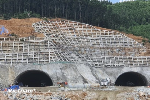 Hai hầm đường bộ tại Gói thầu XL02 đã được đào thông vượt tiến độ nhiều tháng so với hợp đồng đề ra. (Ảnh: PV/Vietnam+)