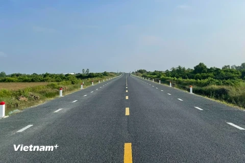 Một tuyến đường Quốc lộ qua tỉnh Cà Mau được nâng cấp, sửa chữa. (Ảnh: Việt Hùng/Vietnam+)