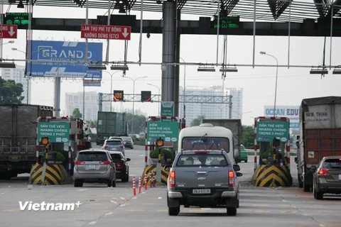 Phương tiện lưu thông qua một trạm thu phí tự động không dừng. (Ảnh: PV/Vietnam+)