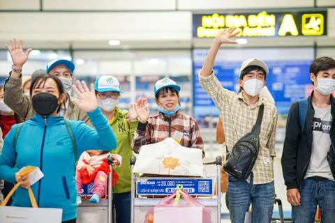 Người lao động trên Chuyến bay mơ ước-Hành trình đoàn viên của Vietnam Airlines năm 2023 hạ cánh tại Sân bay Nội Bài. (Ảnh: PV/Vietnam+)