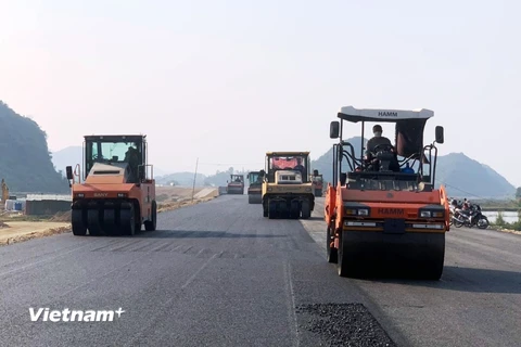 Thi công thảm bê tông nhựa nền đường Dự án Cao tốc Bắc-Nam. (Ảnh: Việt Hùng/Vietnam+)