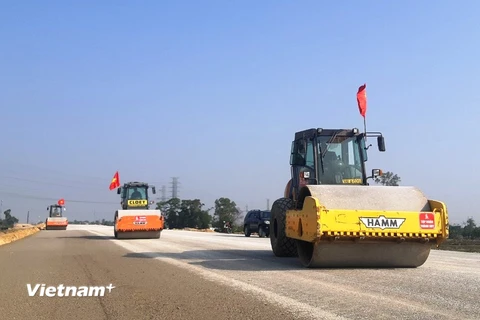 Nhà thầu thi công nền đường một Dự án Cao tốc Bắc-Nam phía Đông. (Ảnh: Việt Hùng/Vietnam+)