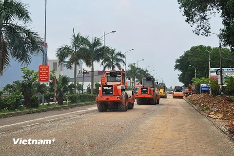 Nhà thầu thi công nâng cấp, cải tạo một tuyến đường quốc lộ. (Ảnh: Việt Hùng/Vietnam+)