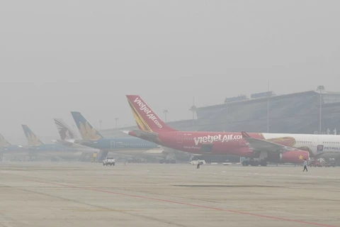 Hàng loạt các chuyến bay không thể cất, hạ cánh xuống Sân bay Nội Bài do sương mù dày đặc. (Ảnh: PV/Vietnam+)
