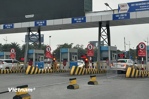 Hai Cảng Hàng không Quốc tế Nội Bài và Tân Sơn Nhất sẽ triển khai thử nghiệm thu phí không dừng với ôtô ra, vào sân bay. (Ảnh: Việt Hùng/Vietnam+)