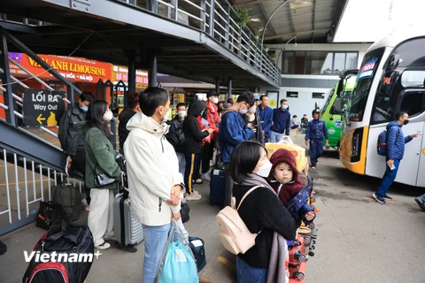 Người dân đón xe khách về quê nghỉ Tết Nguyên đán Giáp Thìn 2024. (Ảnh: Hoài Nam/Vietnam+)