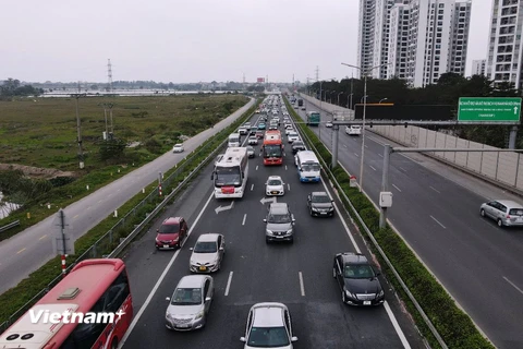 Phương tiện nối đuôi nhau xếp hàng dài trở về Thủ đô trong ngày cuối kỳ nghỉ Tết Nguyên đán Giáp Thìn 2024. (Ảnh: Hoài Nam/Vietnam+)