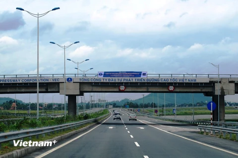 Phương tiện lưu thông trên một đoạn tuyến đường cao tốc do VEC quản lý, khai thác và vận hành. (Ảnh: Việt Hùng/Vietnam+)