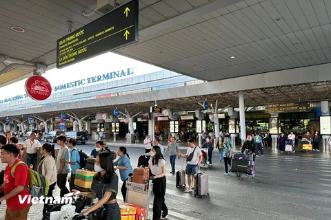 Sân bay Tân Sơn Nhất đón lượng khách qua cảng đạt mức rất cao trong ngày làm việc đầu tiên sau lỳ nghỉ Tết Nguyên đán Giáp Thìn. (Ảnh: PV/Vietnam+)