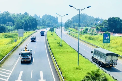 Phương tiện lưu thông trên một đoạn tuyến cao tốc hoàn thành và đưa vào vận hành, khai thác. (Ảnh: PV/Vietnam+)