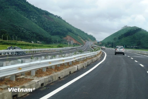 Phương tiện lưu thông trên tuyến Cao tốc Nội Bài-Lào Cai. (Ảnh: Việt Hùng/Vietnam+)