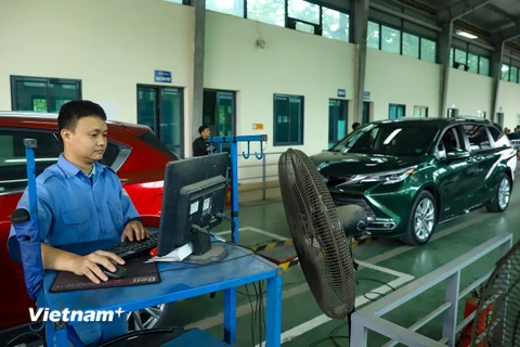 Nhân viên đăng kiểm thực hiện quy trình kiểm định xe cơ giới. (Ảnh: Hoài Nam/Vietnam+)