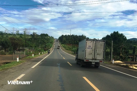 Phương tiện lưu thông trên một đoạn tuyến đường Hồ Chí Minh qua tỉnh Kon Tum được đưa vào khai thác. (Ảnh: Việt Hùng/Vietnam+)