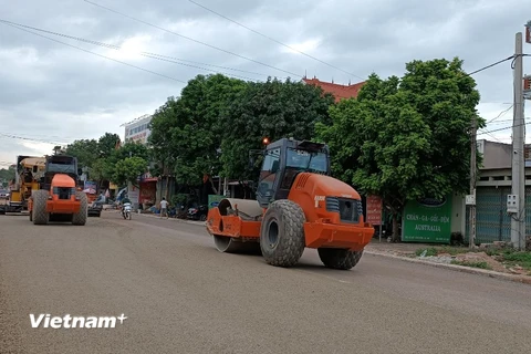 Nhà thầu thi công một dự án cải tạo, nâng cấp tuyến đường Quốc lộ. (Ảnh: Việt Hùng/Vietnam+)