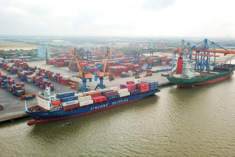 Bốc xếp dỡ hàng hóa container tại một cảng biển ở Việt Nam. (Ảnh: PV/Vietnam+)