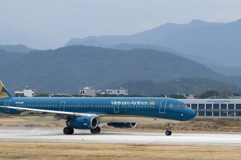 Máy bay của Hãng hàng không Vietnam Airlines hạ cánh xuống Sân bay Điện Biên. (Ảnh: PV/Vietnam+)