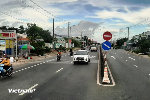 Phương tiện lưu thông trên một đoạn tuyến Quốc lộ qua khu vực Đồng bằng Sông Cửu Long. (Ảnh: Việt Hùng/Vietnam+)