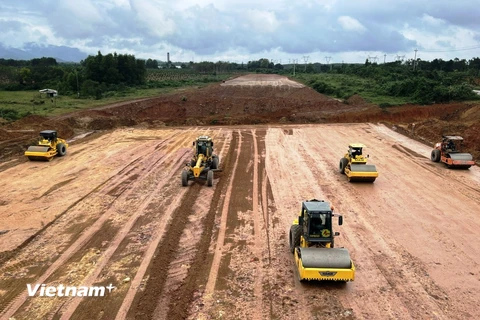 Nhà thầu thi công Dự án đường bộ Cao tốc đoạn Cần Thơ-Cà Mau. (Ảnh: Việt Hùng/Vietnam+)