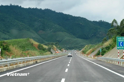 Phương tiện lưu thông trên tuyến đường bộ Cao tốc Nội Bài-Lào Cai. (Ảnh: Việt Hùng/Vietnam+)