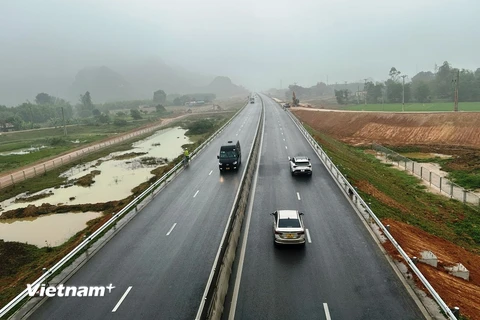 Phương tiện lưu thông trên đoạn tuyến Cao tốc Mai Sơn-Quốc lộ 45. (Ảnh: Việt Hùng/Vietnam+)