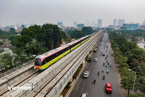Tuyến đường sắt đô thị Nhổn-Ga Hà Nội đang vận hành chạy thử đoạn trên cao. (Ảnh: PV/Vietnam+)