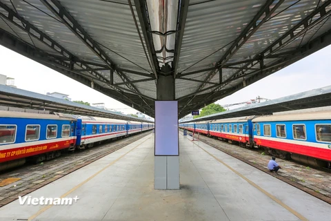 Đường sắt tăng cường chạy tàu trên nhiều tuyến trong dịp nghỉ lễ 30/4-1/5. (Ảnh: Minh Sơn/Vietnam+)