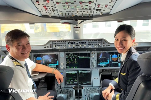 Vũ Mai Khanh hiện đang là Lái phụ bay bằng máy bay Airbus A350 (Đoàn bay 919 - Vietnam Airlines). (Ảnh: Việt Hùng/Vietnam+)
