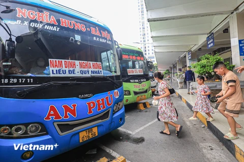 Công ty Cổ phần Bến xe Hà Nội đã triển khai kế hoạch tăng cường số lượng phương tiện vận tải ôtô khách phục vụ nhu cầu đi lại của người dân dịp nghỉ Lễ 30/4-1/5. (Ảnh: Việt Hùng/Vietnam+)